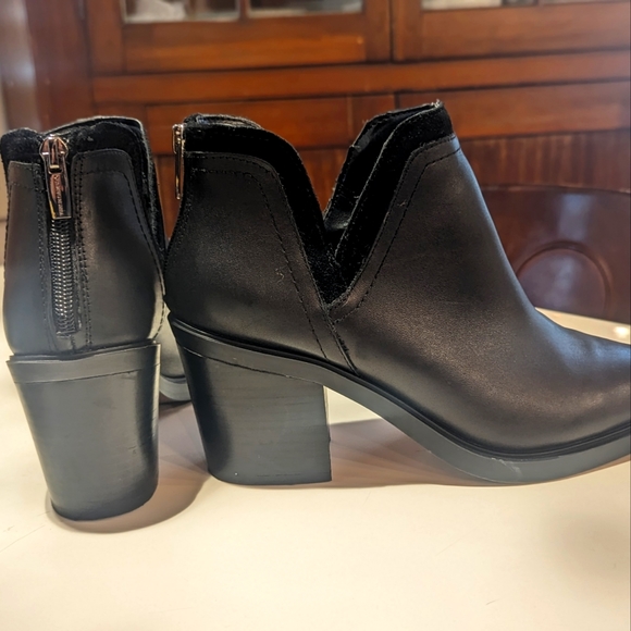 Vince Camuto Riggie booties - Picture 1 of 3